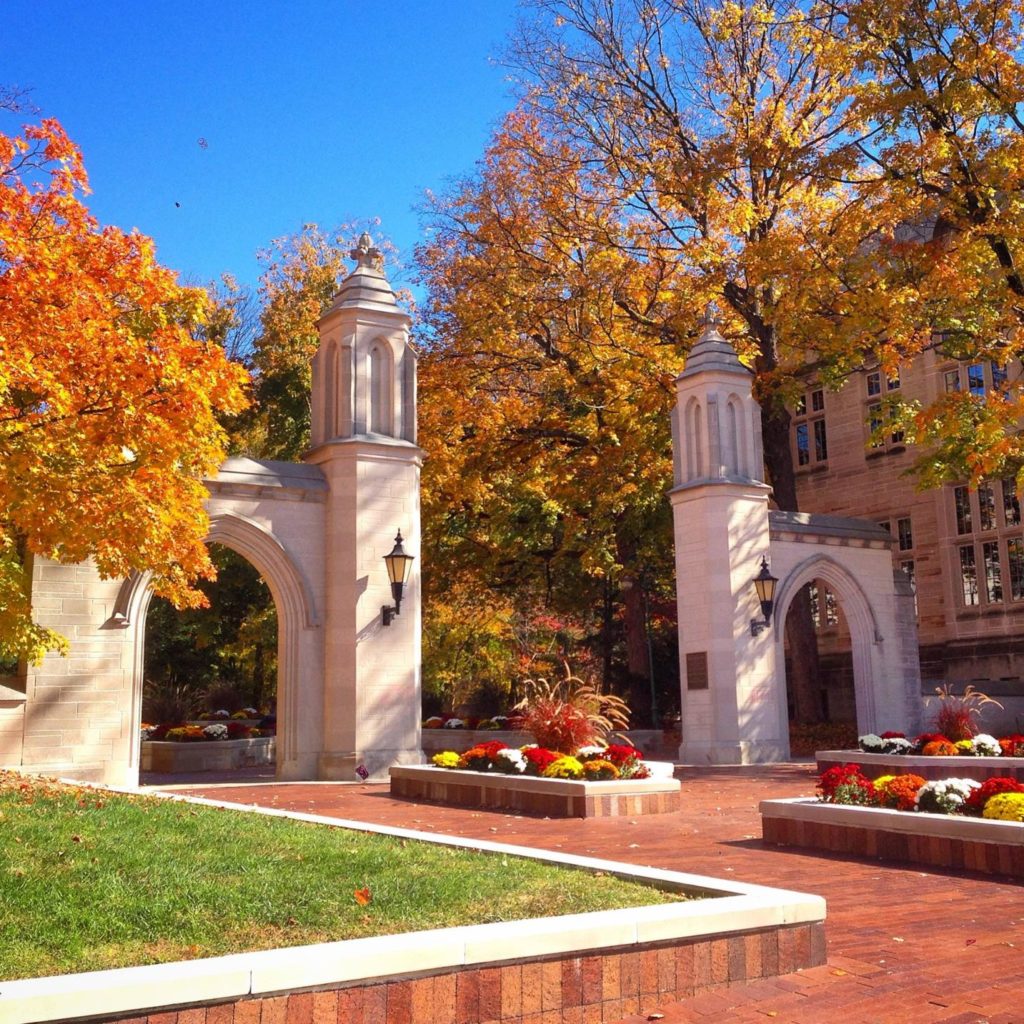 印第安纳大学布卢明顿校区的拱门图片。